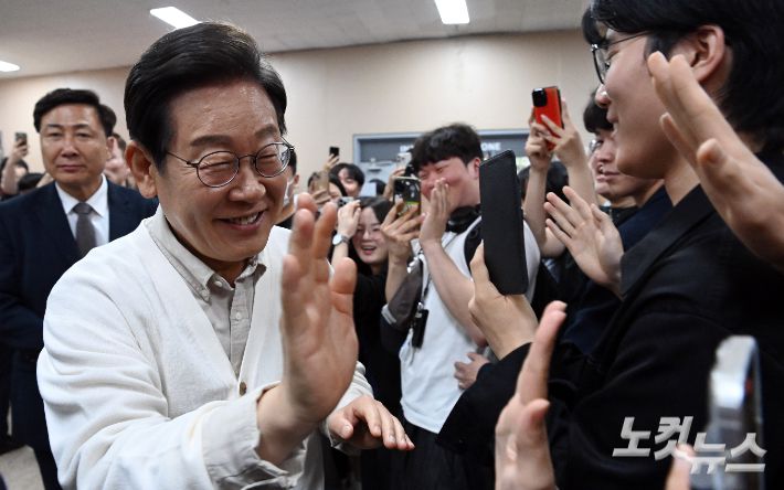 이재명 더불어민주당 대선후보가 26일 오전 경기 수원시 아주대학교에서 열린 '아주대와 함께하는 대학생 간담회'를 마치고 학생들과 인사를 하고 있다. 윤창원 기자