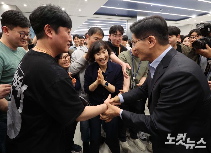 김문수 국민의힘 대선후보가 26일 경기도 평택시 삼성전자 평택캠퍼스에서 임직원들과 인사를 나누고 있다. 평택=황진환 기자