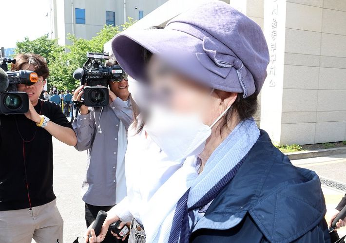 통장 잔고 증명서 위조 혐의 등으로 2023년 7월 징역 1년을 선고받고 복역 중이던 윤석열 대통령의 장모 최은순 씨가 지난 2024년 5월 14일 오전 가석방 돼 서울동부구치소를 나서고 있다. 연합뉴스