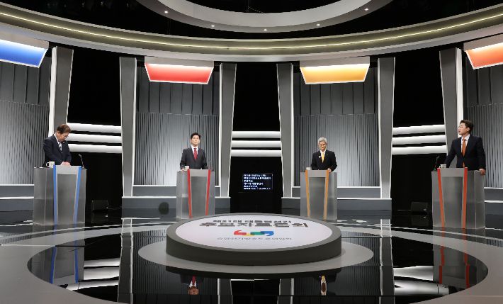 대선 2차 후보자 토론회 앞두고     (서울=연합뉴스) 더불어민주당 이재명·국민의힘 김문수·민주노동당 권영국·개혁신당 이준석 대선후보가 23일 서울 영등포구 여의도 KBS 스튜디오에서 열린 제21대 대선 2차 후보자 토론회를 준비하고 있다. 2025.5.23 [국회사진기자단]     photo@yna.co.kr (끝)   <저작권자(c) 연합뉴스, 무단 전재-재배포, AI 학습 및 활용 금지> 연합뉴스