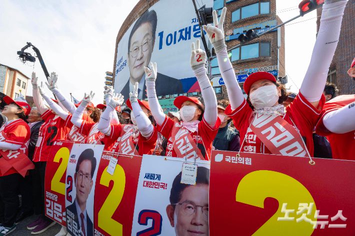 국민의힘 김문수 대선후보 지지자들이 경남에서 열린 유세장에서 김 후보를 연호하고 있다. 밀양=황진환 기자