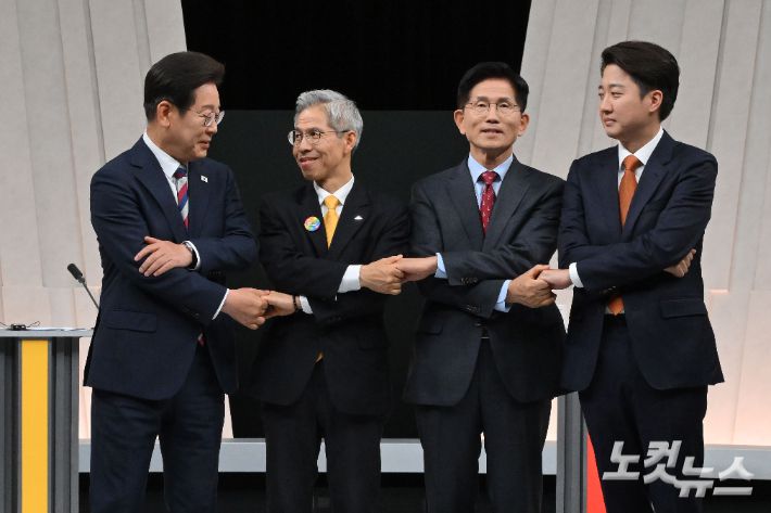 더불어민주당 이재명(왼쪽부터), 민주노동당 권영국, 국민의힘 김문수, 개혁신당 이준석 대선 후보가 27일 서울 마포구 상암동 MBC 스튜디오에서 진행된 정치 분야 TV토론회에 앞서 포즈를 취하고 있다. 국회사진기자단