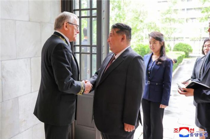 김정은 북한 국무위원장이 지난 9일 평양에 있는 주 북한 러시아 대사관을 방문해 현관에서 알렉산드르 마체고라 대사의 영접을 받고 있다. 김정은은 당시 모스크바에서 열린 러시아의 2차 대전 승전 80주년 기념 행사에 참석하지 않았고, 대신 대사관을 찾아 축하를 표시했다. 주 북한 러시아 대사관 페이스북 캡처