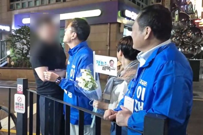 박 의원이 광안리 유세 중 만난 한 남성과 대화를 나누고 있다. 박주민 TV 캡처