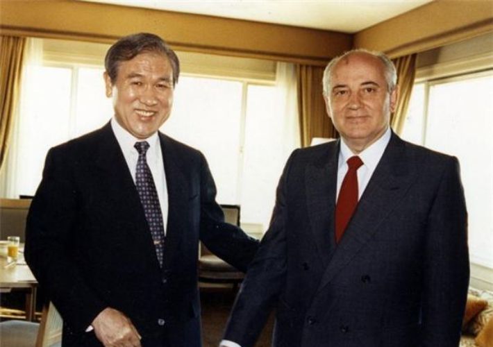 1990년 6월 4일 당시 노태우 대통령은 미국을 방문 중이던 고르바초프 소련 대통령과 샌프란시스코 페어몬트 호텔에서 역사적인 첫 한·소 정상회담을 했다. 노태우 대통령은  "김일성이 우리와의 대화나 접촉을 거부하고 있는 현 상황에서 남북관계를 푸는 최상의 길은 고르바초프 대통령을 만나는 것"이라며 소련과의 정상회담 추진을 지시했다고 한다. 두 나라는 북한의 반발을 고려해 극비리에 회담을 준비했다. 자료사진