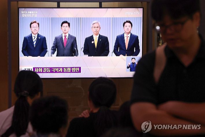 (서울=연합뉴스) 임화영 기자 = 23일 서울역 대합실 TV로 제21대 대통령선거 2차 후보자 토론회가 생중계되고 있다. 2025.5.23 hwayoung7@yna.co.kr 연합뉴스