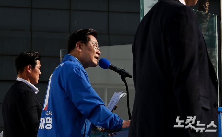 이재명 더불어민주당 대선 후보가 26일 오후 경기도 남양주시 평내호평역에서 열린 유세에 참석해 연설을 하고 있다. 남양주=류영주 기자