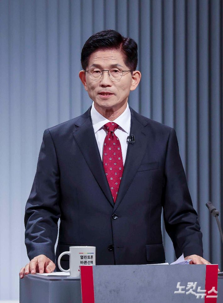 국민의힘 김문수 대선후보가 23일 서울 영등포구 여의도 KBS 스튜디오에서 열린 중앙선거방송토론위원회 주관 제21대 대통령선거 후보자 토론회에 앞서 준비를 하고 있다. 국회사진기자단