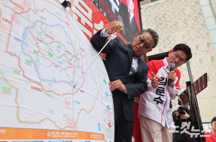 김문수 국민의힘 대선 후보가 16일 경기 화성시 동탄역 앞에서 광역급행철도(GTX) 전국화 공약을 발표하고 있다. 윤창원 기자