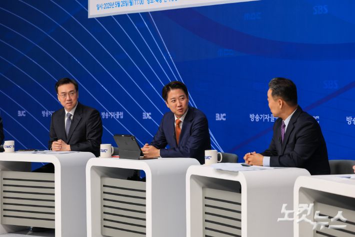 이준석 개혁신당 대통령 후보가 26일 오전 서울 양천구 한국방송회관에서 열린 한국방송기자클럽(BJC) 초청 토론회에서 패널들과 대화를 하고 있다. 윤창원 기자