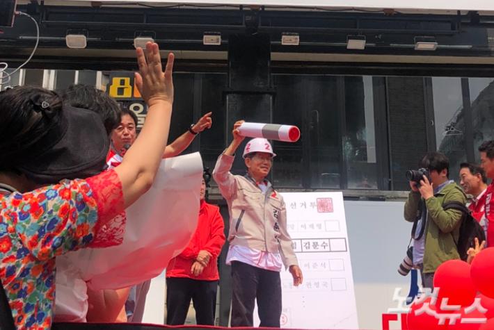 작업복에 헬멧 차림인 국민의힘 김문수 대선 후보가 지지자들의 사전 투표를 독려하며 기표 퍼포먼스를 벌이고 있다. 창원=이은지 기자