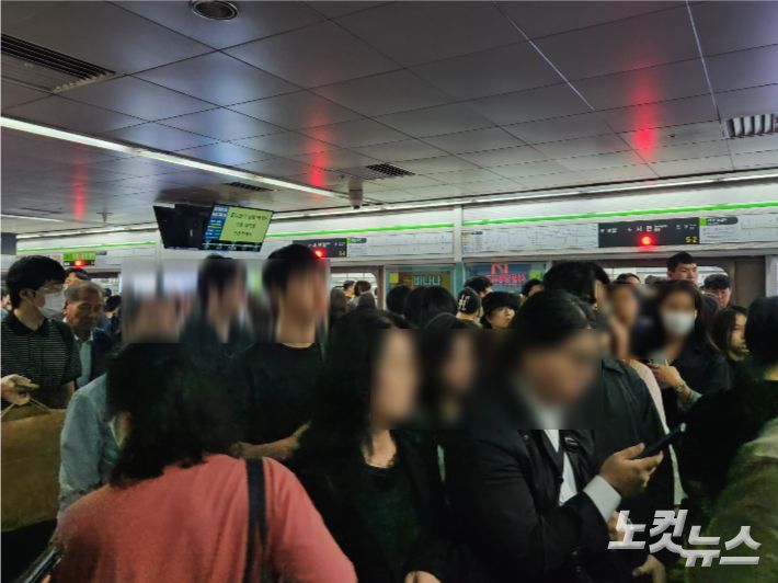 부산 시내버스 파업 첫날 출근길, 지하철이 인파로 붐비고 있다. 정혜린 기자