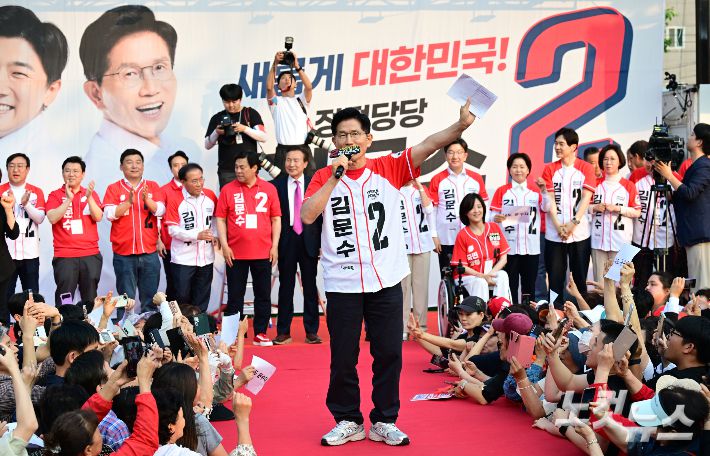 김문수 국민의힘 대통령선거 후보가 28일 부산을 찾아 집중유세에 나선다. 사진을 서울 도봉 집중유세. 황진환 기자