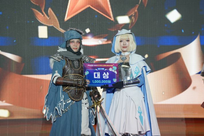 포즈 부문 대상을 수상한 인기 게임 '엘든 링' 코스프레팀 '이 앞, 구르기 유효'. 한국만화영상진흥원 제공