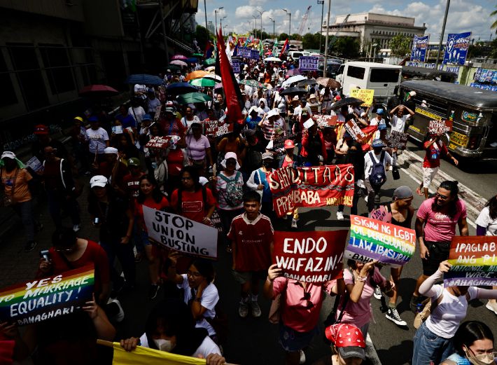 지난해 최임위가 발간한 '주요국가의 최저임금제도 보고서'에 따르면 OECD 주요 26개국 중 최저임금을 국가 기준보다 '낮게' 적용하는 사례는 단 한 곳도 없었고, 필리핀·베트남·남아공 등에서 특정 조건에 한해 제한적으로 허용했다. 사진은 지난 1일 필리핀 마닐라에서 국제 노동절을 기념해 시위대가 행진하는 모습. 연합뉴스