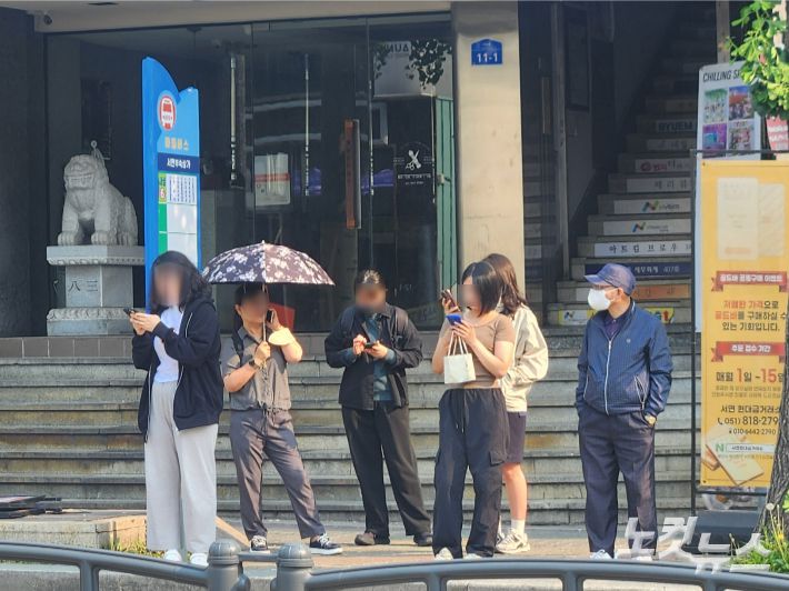 부산진구 서면역 일대 마을버스 정류장에서 시민들이 마을버스를 기다리고 있다. 정혜린 기자