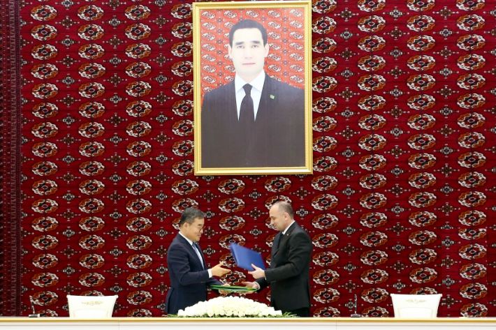 지난 24일 투르크메니스탄 수도 아시가바트 소재 투르크메니스탄 상공회의소에서 진행된 미네랄 비료플랜트 프로젝트 계약 체결식. 왼쪽이 대우건설 김보현 사장. 대우건설 제공