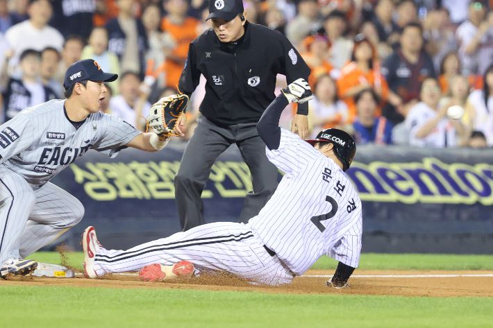 7회말 LG 문보경이 더블 스틸에서 3루에 세이프되는 모습. LG