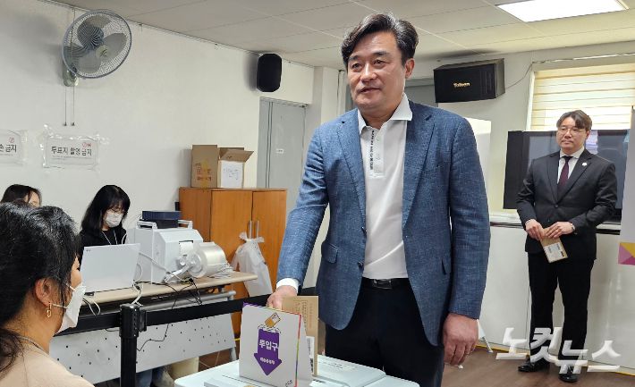 제21대 대선 사전투표 첫날인 29일 오전 10시 부산 대연4동 사전투표소에서 정동만 국민의힘 부산선거대책위원회 총괄선거대책위원장이 사전투표에 참여하고 있다. 김혜민 기자