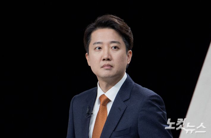 개혁신당 이준석 대선 후보가 지난 27일 서울 마포구 상암동 MBC 스튜디오에서 진행된 정치 분야 TV토론회에 참석해 있다. 국회사진기자단