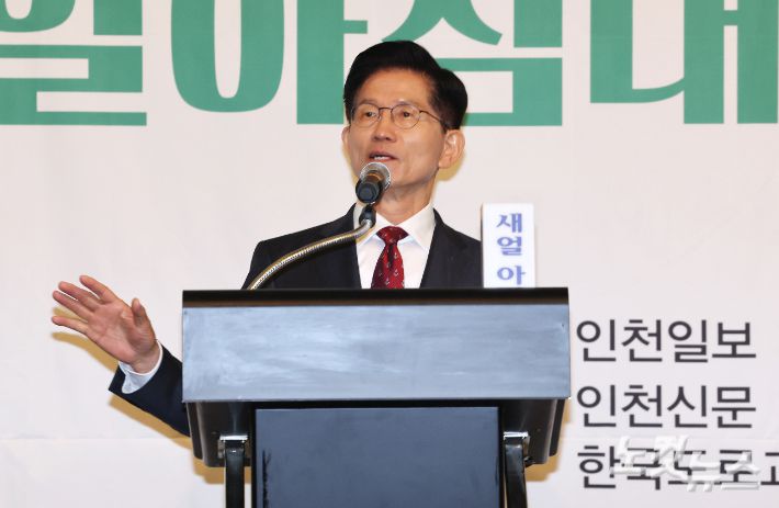 김문수 국민의힘 대선 후보가 29일 오전 인천시 연수구 쉐라톤 그랜드 인천호텔에서 열린 '제21대 대선후보 초청 새얼아침대화 강연회'에서 강연하고 있다. 황진환 기자