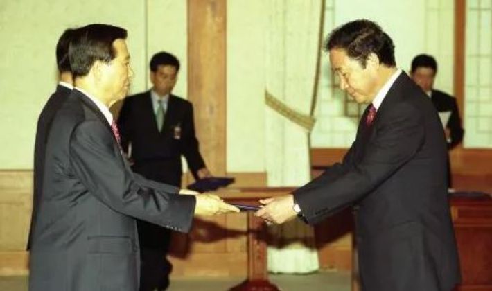 김대중 전 대통령에게 임명장을 받는 이낙연 전 총리. e영상역사관 캡처