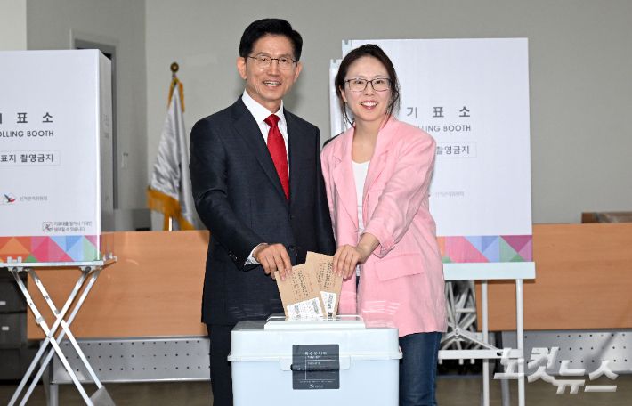 김문수 국민의힘 대선후보가 외동딸 동주씨와 함께 29일 오전 인천 계양1동 주민센터에서 제21대 대통령 선거 사전투표를 하고 있다. 황진환 기자