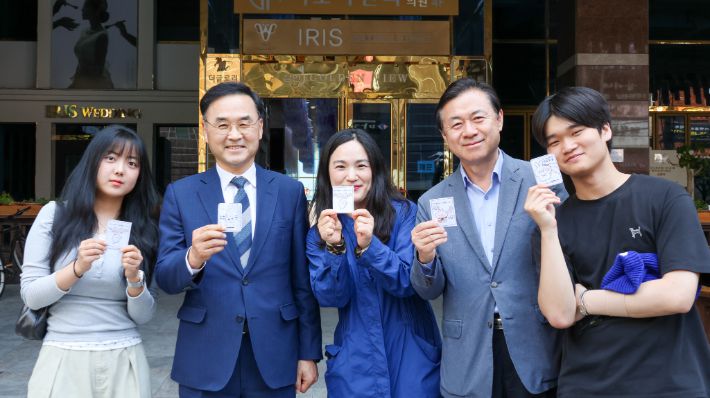 더불어민주당 부산선대위 김영춘 총괄선대위원장(오른쪽에서 두번째)과 공동 선대위원장인 차정인 전 총장(왼쪽에서 두번째)과 여성 창업가 김도연 CEO가 사전투표 첫날인 29일, 생애 첫 투표 당원들과 사전투표를 독려하고 있다. 부산 민주당 제공