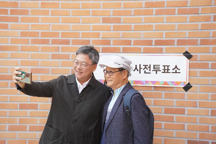 국민의힘 박정하(원주갑) 국회의원은 29일 오전 9시쯤 지정면 사전투표소에서 투표를 마친 뒤 시민과 사진 촬영을 했다. 박정하 의원실 제공