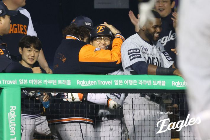 폰세가 채은성을 안아주는 모습. 한화