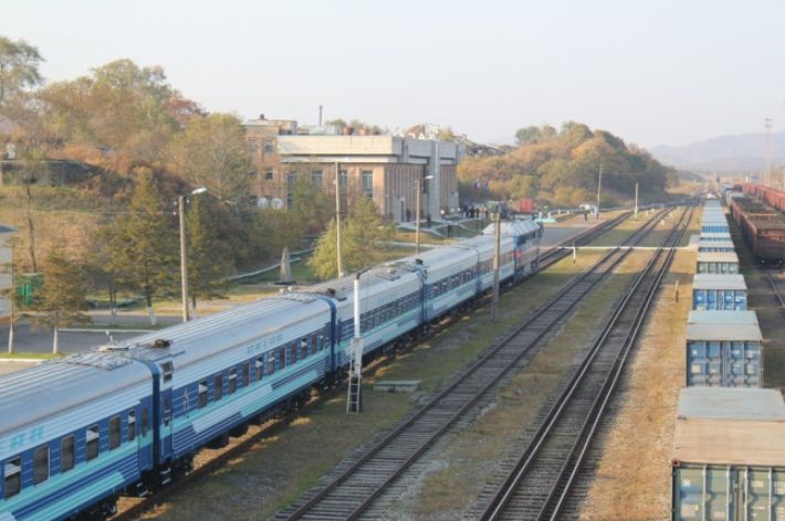 사진은 러시아 국경 하산역 역사. 북한 나진까지 시범 운행을 마치고 돌아온 화물 열차가 정차해 있다. 연합뉴스