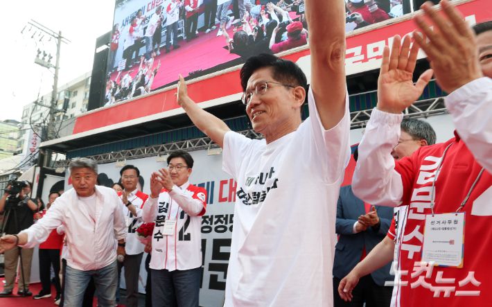 김문수 국민의힘 대선후보가 30일 오후 강원 원주시 문화의거리에서 열린 유세현장에서 시민들과 인사를 나누고 있다. 황진환 기자