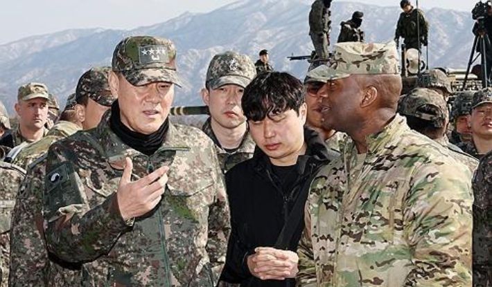 김명수 합참의장과 제이비어 브런슨 주한미군사령관이 2025년 3월 6일 경기 포천시 승진훈련장에서 열린 '2025년 전반기 한미연합 수도기계화보병사단(수기사) 통합화력 실사격 훈련'에서 대화하고 있다. 연합뉴스