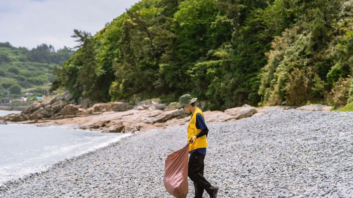 참가자 장선아 씨가 여수 손죽도에서 해양 쓰레기를 줍고 있다. 유익컴퍼니 제공