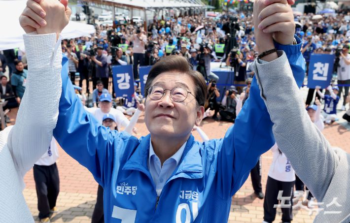 이재명 더불어민주당 대선후보가 30일 강원도 춘천역광장에서 열린 유세에서 손을 들어 인사하고 있다. 류영주 기자