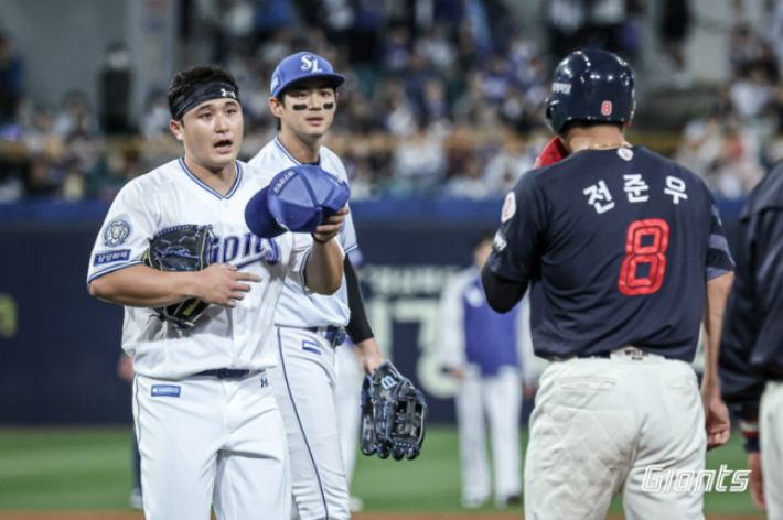 삼성 최원태(왼쪽)이 그라운드 대치 상황에서 롯데 전준우에게 사과하고 있다. 롯데