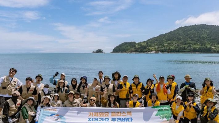 지난 17일, 여수 손죽도에서 쓰레기 수거 활동을 마친 가플지우 참가자들. 유익컴퍼니 제공