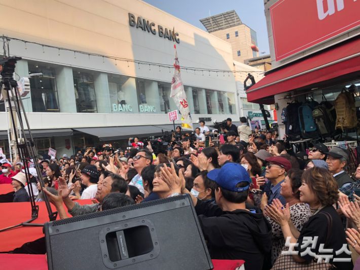 30일 오후 강원 원주시 문화의거리에서 진행된 국민의힘 김문수 대선 후보의 유세에 몰려든 시민들. 원주=이은지 기자