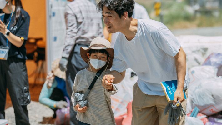 지난해 여름 가플지우 활동에 참여한 양경화 씨의 아들 현태오 군과 아버지. 유익컴퍼니 제공