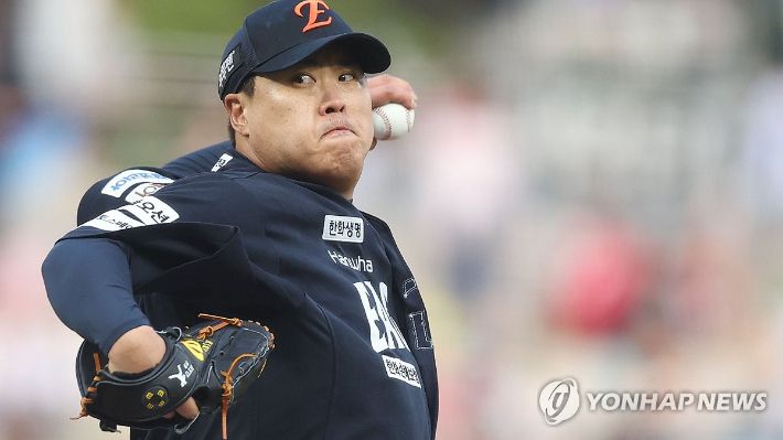 (창원=연합뉴스) 김동민 기자 = 30일 경남 창원NC파크에서 열린 프로야구 2025 신한 SOL 뱅크 KBO리그 한화이글스와 NC다이노스 경기. 1회 말 한화 선발 류현진이 역투하고 있다.          NC다이노스 홈구장인 창원NC파크에서의 경기는 구조물 낙하 사망 사고 이후 62일이다. 2025.5.30 image@yna.co.kr 연합뉴스