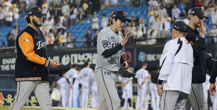 연장전 승리 거둔 한화     (서울=연합뉴스) 김인철 기자 = 28일 서울 송파구 잠실야구장에서 열린 2025 프로야구 KBO리그 한화 이글스와 LG 트윈스의 경기. 연장전 11회 접전 끝에 6-5 승리를 거둔 한화의 폰세와 조동욱이 김경문 감독과 하이파이브를 하고 있다. 2025.5.28     yatoya@yna.co.kr (끝)   <저작권자(c) 연합뉴스, 무단 전재-재배포, AI 학습 및 활용 금지> 연합뉴스