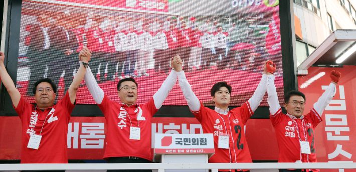 국민의힘 김용태 비상대책위원장(오른쪽 두번째)이 25일 오후 제주시 롯데마트 앞 사거리에서 김문수 후보 지지 유세에 앞서 제주 당직자들과 함께 손을 들어 인사하고 있다. 연합뉴스