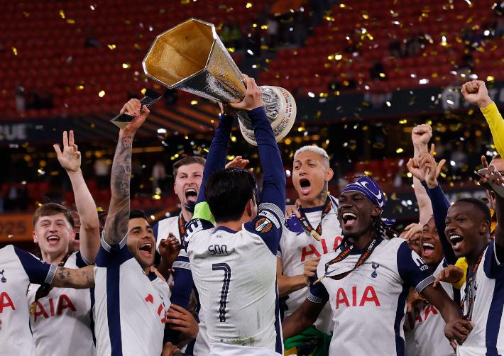 유로파리그 우승 트로피를 들어올리는 손흥민. 연합뉴스