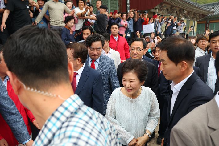 박근혜 전 대통령이 대선을 하루 앞둔 2일 오전 부산 금정구 범어사를 찾아 이동하고 있다. 연합뉴스