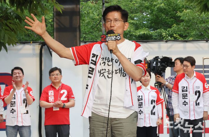 김문수 국민의힘 대선 후보가 1일 오후 서울 마포구 경의선 광장에서 열린 "필승의 박동, 대한민국의 심장 마포구" 집중유세에서 유권자들에게 지지를 호소하고 있다. 황진환 기자