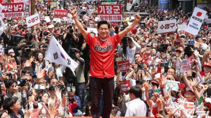 국민의힘 김문수 대선 후보가 롯데 자이언츠 유니폼을 입고 부산 집중 유세를 갖고 지지를 호소하고 있다. 황진환 기자