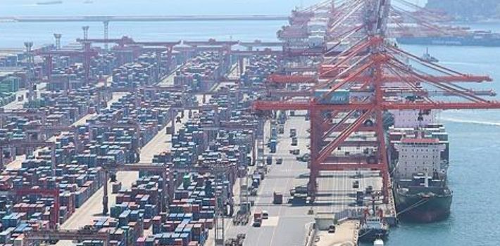 수출입 화물이 쌓여 있는 신선대부두. 연합뉴스