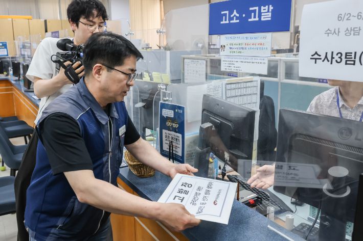 2일 전국공무원노동조합 박중배 수석부위원장이 서울 방배경찰서에 황교안 전 대통령 후보와 참관인들에 대한 공직선거법 위반 고발장을 접수하고 있다. 전국공무원노동조합 제공