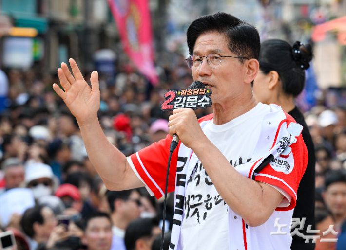 김문수 국민의힘 대선 후보가 1일 오후 서울 은평구 연신내역 앞에서 열린 선거유세에서 지지를 호소하고 있다. 황진환 기자