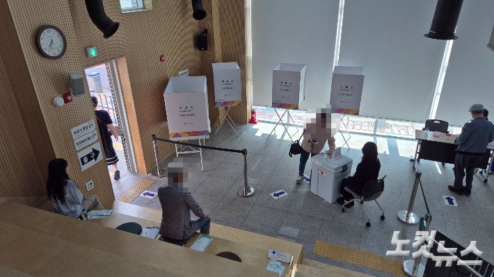 3일 대구 수성구 범어4동행정복지센터 1층에서 주민들이 투표하고 있다. 곽재화 기자